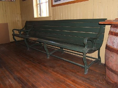 Amberg Depot bench